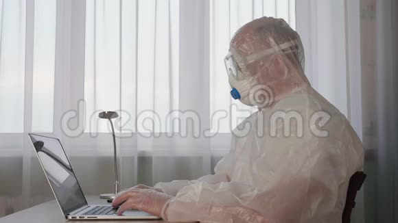 有注意力的病毒学家穿着保护服用笔记本电脑工作视频的预览图