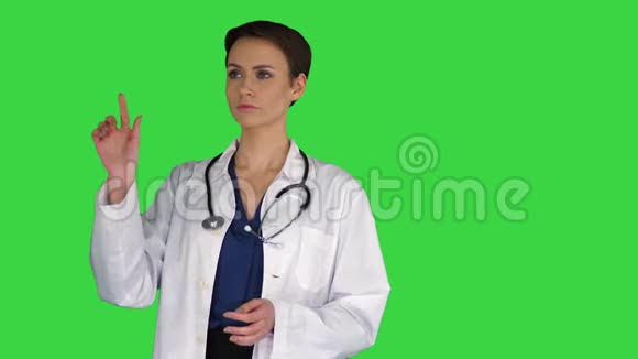 一个未来的年轻药剂师使用虚拟屏幕上的绿色屏幕Chroma键视频的预览图