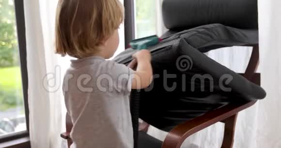 小男孩吸尘器椅子视频的预览图