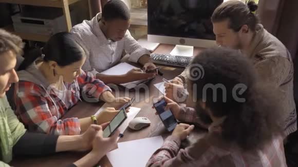 商务人士和女商人端着智能手机坐在餐桌旁的侧景视频的预览图