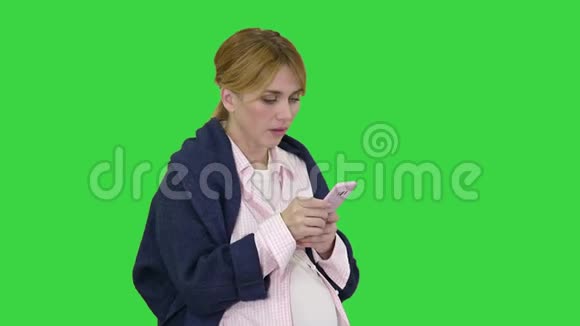 孕妇在一个绿色屏幕上呼叫医院Chroma键视频的预览图