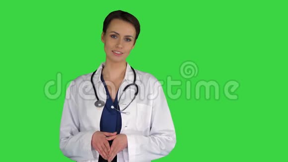 年轻的职业女医生穿着制服听诊器在绿色屏幕上与相机交谈Chroma键视频的预览图