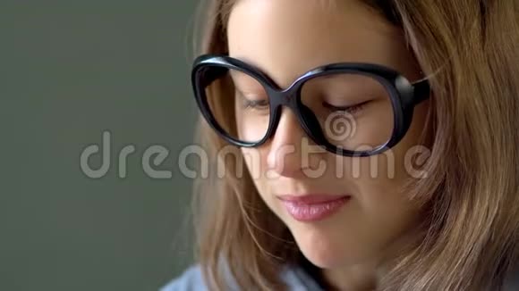一个戴着大黑眼镜的女孩往下看关闭视野视频的预览图