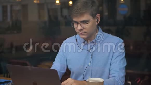 一名自由职业者学生使用笔记本电脑在线学习上的千年电脑工作视频的预览图