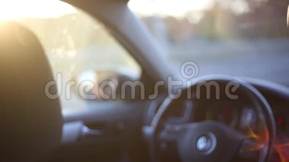 特写微笑男子驾驶汽车和饮用水从钢制热瓶阳光效果日落对塑料说不视频的预览图