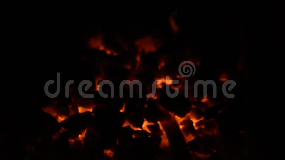 在黑暗中燃烧着炽热的煤火视频的预览图