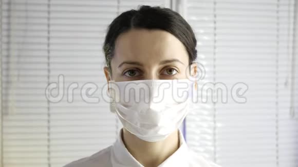 戴医用口罩的年轻美女医生特写视频的预览图
