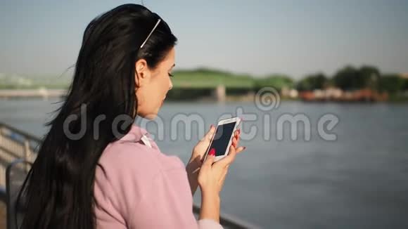 高清视频中城市使用智能手机的年轻女性游客视频的预览图