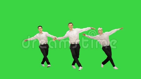 快乐成功的办公室工作人员在绿色屏幕上跳舞Chroma键视频的预览图