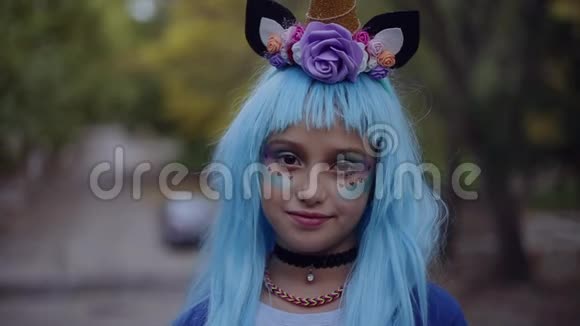 蓝色头发和独角兽角的小女孩的肖像视频的预览图