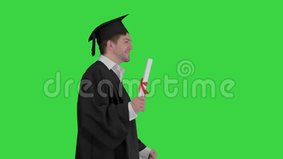 男子步行到毕业典礼上的绿色屏幕铬钥匙视频的预览图