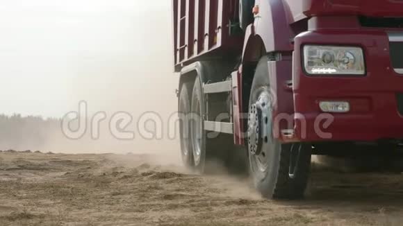 卡车在采石场道路上行驶场景在农村的黄色土路上行驶的自卸卡车大型卡车视频的预览图