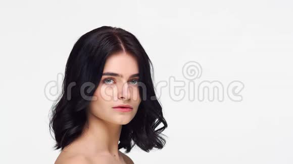 工作室的肖像年轻和美丽的黑发妇女在孤立的白色背景皮肤护理健康化妆视频的预览图