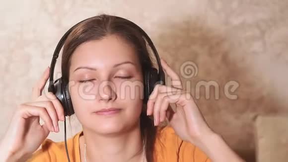戴着耳机听音乐的女孩肖像录像慢动作视频的预览图