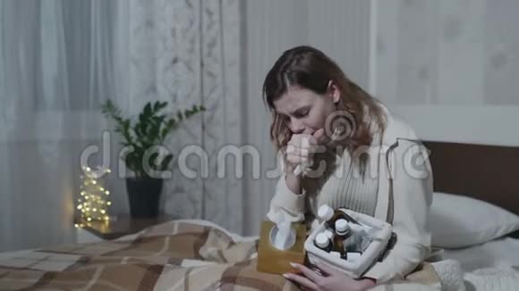 流感女孩生病感冒咳嗽或流感高烧患者服用普通感冒的药物视频的预览图