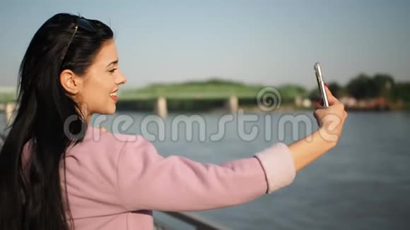 高清视频中城市使用智能手机的年轻女性游客视频的预览图