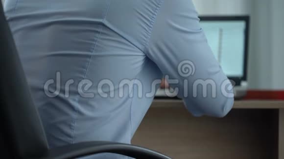 男性上班族感觉到剧烈的背痛站起来久坐不动的生活方式视频的预览图