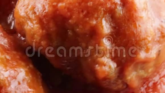 带酱汁的肉丸视频的预览图