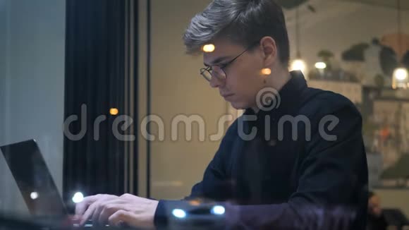 一名自由职业者学生使用笔记本电脑在线学习上的千年电脑工作视频的预览图