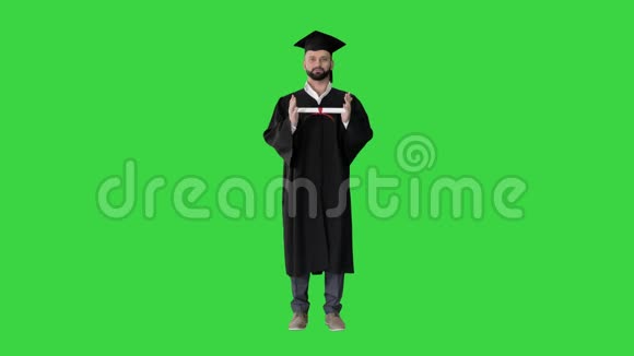 男研究生在绿色屏幕上显示文凭Chroma键视频的预览图