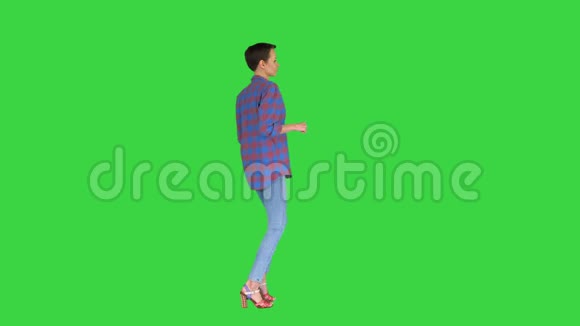短发随意的女人在绿色屏幕上跳舞彩色键视频的预览图