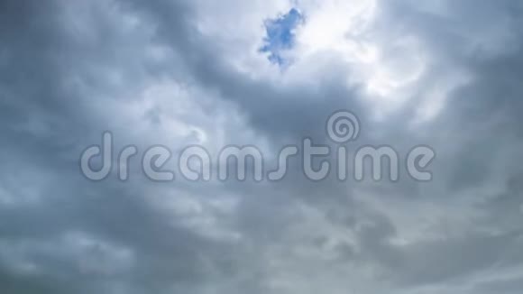 天空中的云在白天移动视频的预览图
