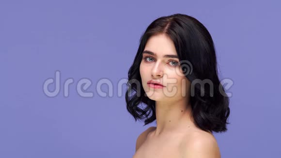 工作室的肖像年轻和美丽的黑发女子紫色背景护肤健康化妆和化妆品视频的预览图