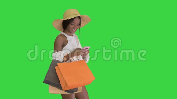 女士在夏季服装使用移动行走在绿色屏幕Chroma键视频的预览图