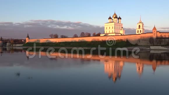 普斯科夫克里姆林宫在夕阳下的全景俄罗斯普斯科夫视频的预览图