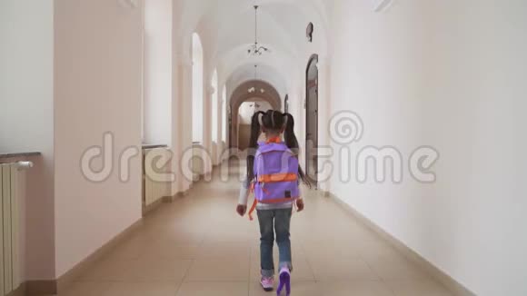 带背包的女孩进入教室视频的预览图