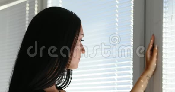 一个女人在镜头前严肃的表情视频的预览图
