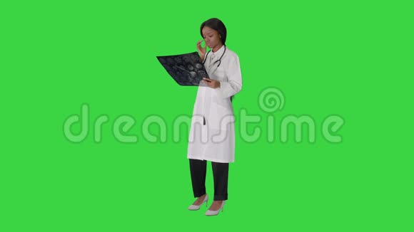 非洲女医生正在绿色屏幕上观看X光大脑Chroma键视频的预览图