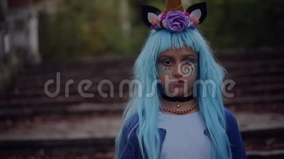 蓝色头发和独角兽角的小女孩的肖像视频的预览图