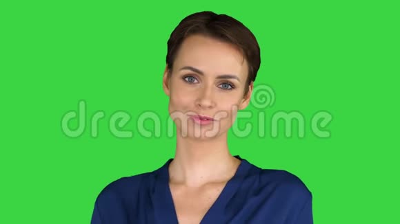 短发女孩在绿色屏幕上给你一个吻Chroma键视频的预览图