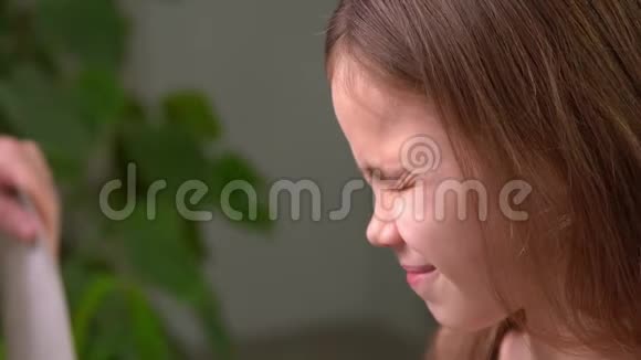 侧视喷雾罐为头发绘制雀斑视频的预览图