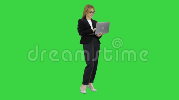 可爱的商务女性使用笔记本电脑的绿色屏幕铬钥匙视频的预览图