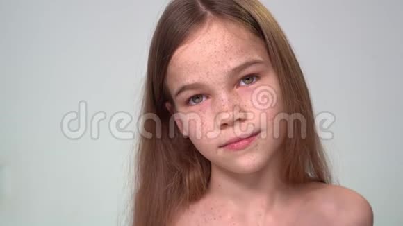 一个长着雀斑的少女视频的预览图