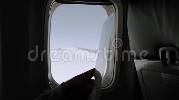 在飞机上读安全卡的人视频的预览图