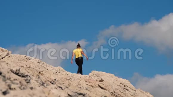 女性在岩石上行走视频的预览图