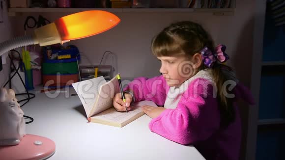 这个女孩做家庭作业在画框里看起来很滑稽显示出她看到了一切视频的预览图
