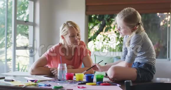 白种人妇女与女儿在家绘画并给予高五视频的预览图