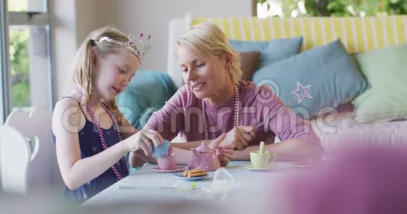 在家里和女儿玩的白人女人视频的预览图