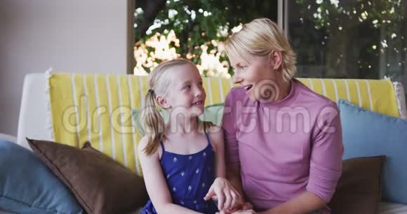 白种人妇女在家中与女儿玩耍的字体视图视频的预览图