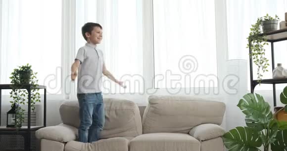 在家沙发上跳的男孩视频的预览图