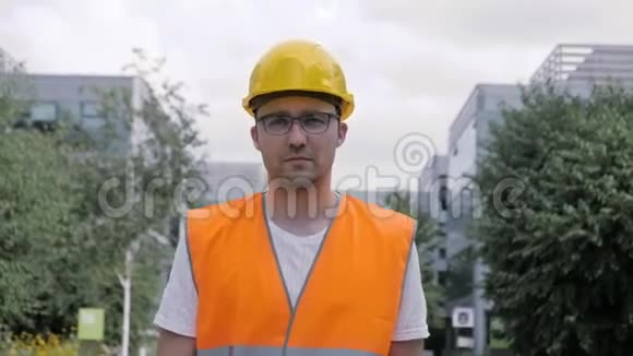 施工工人戴安全帽戴眼镜走路视频的预览图