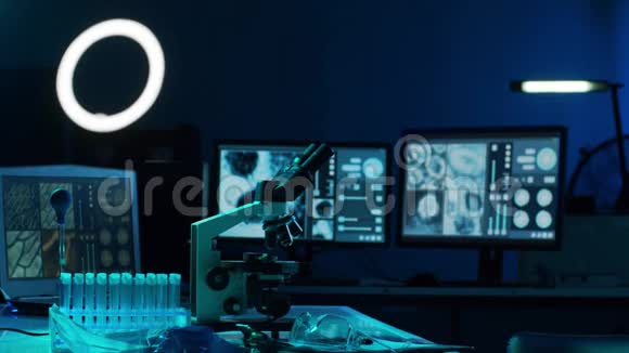 穿着防护服和口罩的科学家在实验室使用实验室设备工作显微镜试管视频的预览图