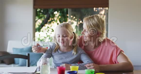 白人妇女和女儿在家画画视频的预览图