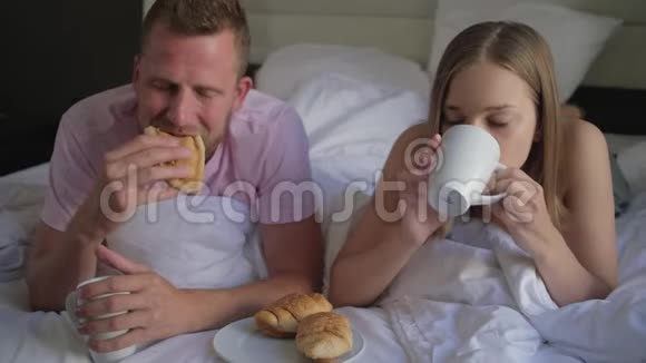 一家人在床上吃早餐视频的预览图
