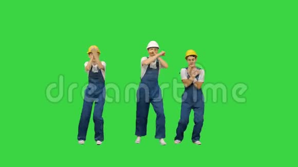 三名白种人建筑工人在绿色屏幕上跳舞色度键视频的预览图