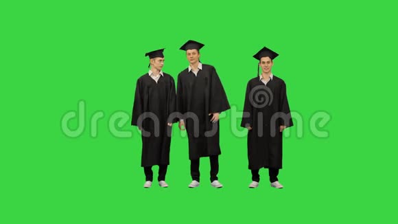 毕业的男同学一起在绿色屏幕上跳舞色度键视频的预览图